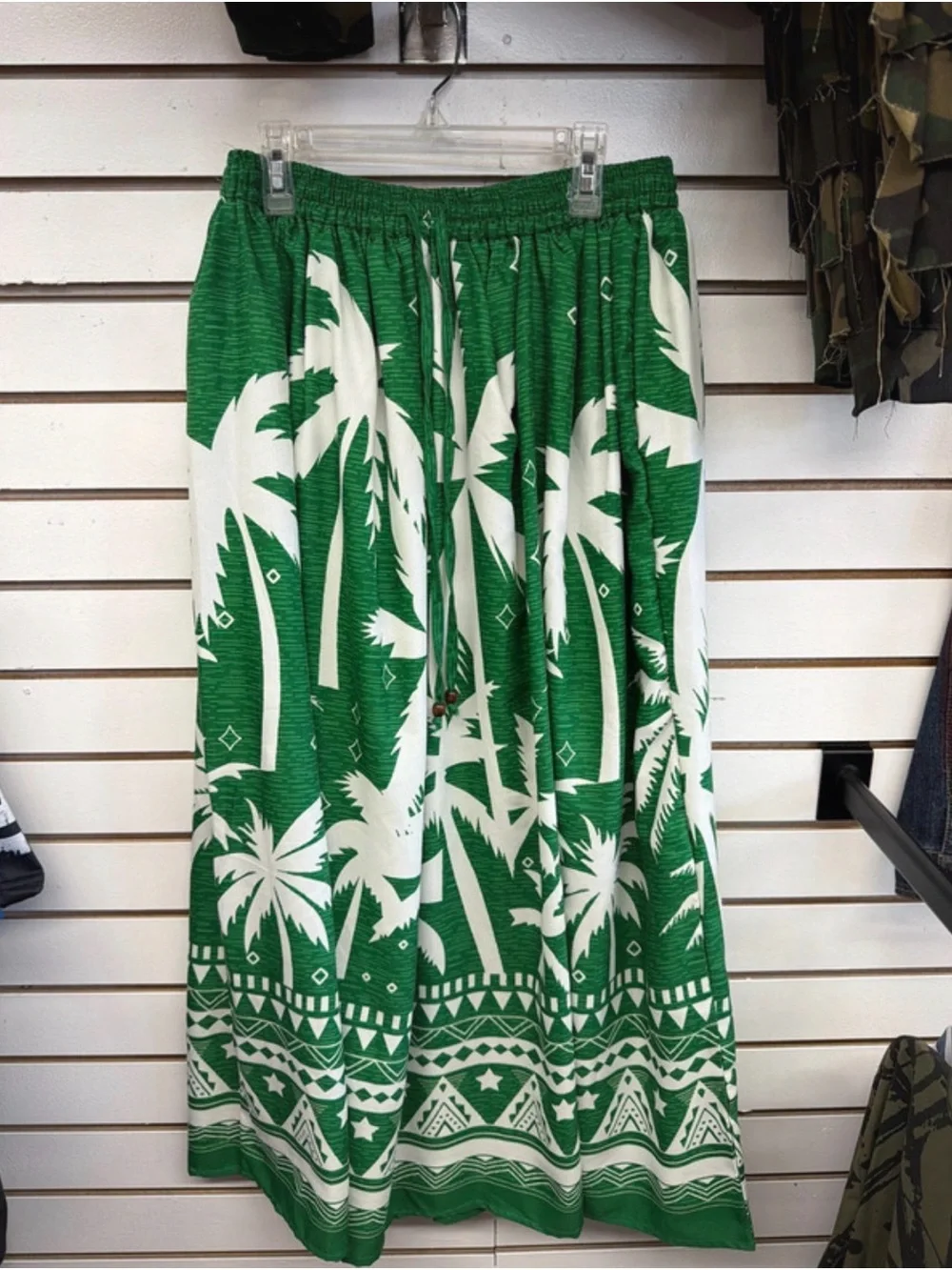 Gypsie Blu Tropical Palm Print Maxi Skirt
Green & White Size Small